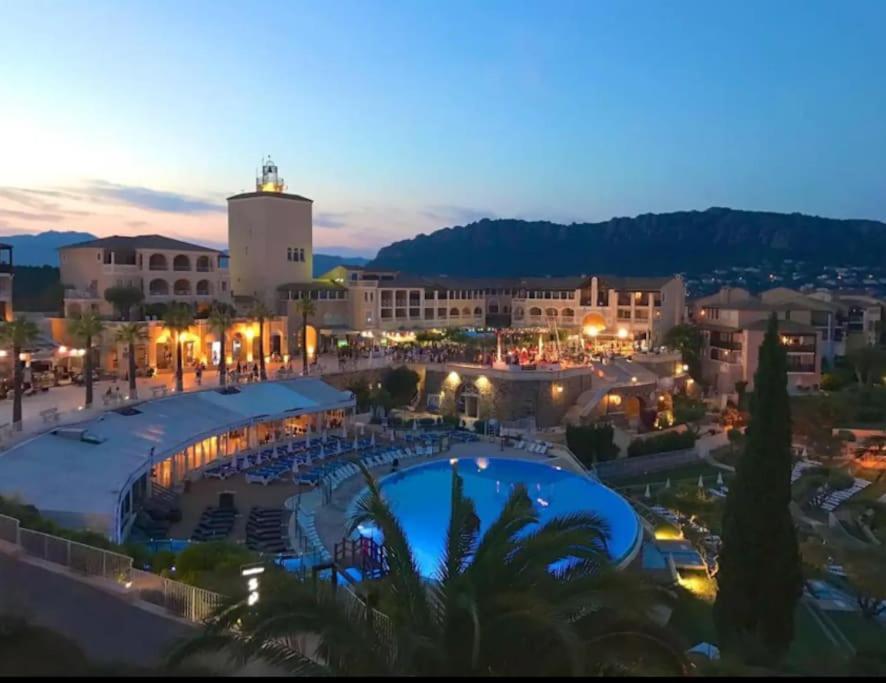 Village Cap Esterel, Piscine, Plage Saint-Raphaël Buitenkant foto